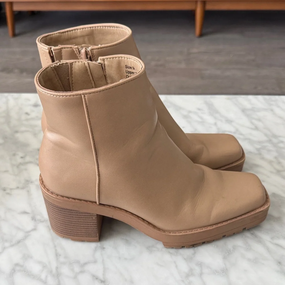 🌼NEW YORK & COMPANY🌼 Tan Alex Booties, Size 9